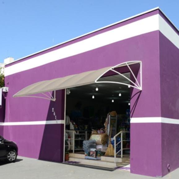 Fachada da JDDM: prédio roxo com faixas brancas e toldo sobre a entrada, no número 2414 da Rua Dom Pedro I